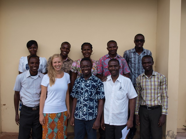 Das Foto zeigt das Studienteam am Presbyterian Hospital in Agogo/ Ghana, drei Frauen, sieben Männer, vor einer beigen Hausweand stehen und lächeln.
