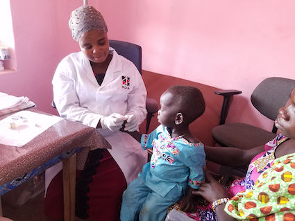 Eine KCCR-Mitarbeiterin nimmt Blut an der Fingerkuppe eines Kleinkindes ab, um es auf Malaria zu testen.