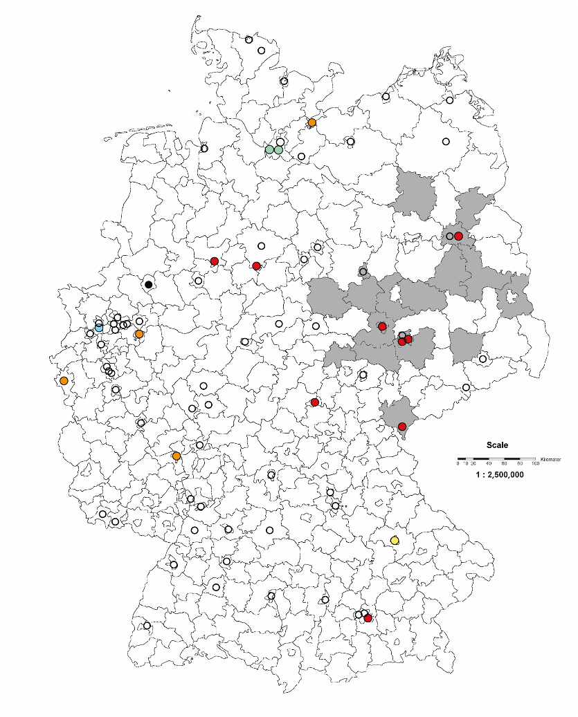 Geografische Verteilung von Blutspendeeinrichtungen mit oder ohne Verdacht auf West-Nil-Virus-positive Blutspenden in Wohnbezirken, Deutschland, 2019–2023 (n = 77) Deutschlandkarte mit der geografischen Verteilung von Blutspendeeinrichtungen mit oder ohne Verdacht auf West-Nil-Virus-positive Blutspenden in Wohnbezirken, Deutschland, 2019–2023 (n = 77)