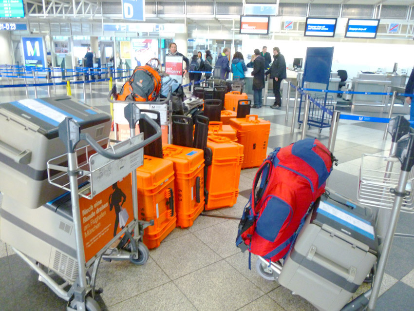 Departure in Munich Das Bild zeigt das EMLab-Material am Flughafen München