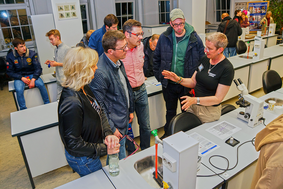 Das Bild zeigt den Publikumszulauf in der Nacht des Wissens 2017 in den Laboren.