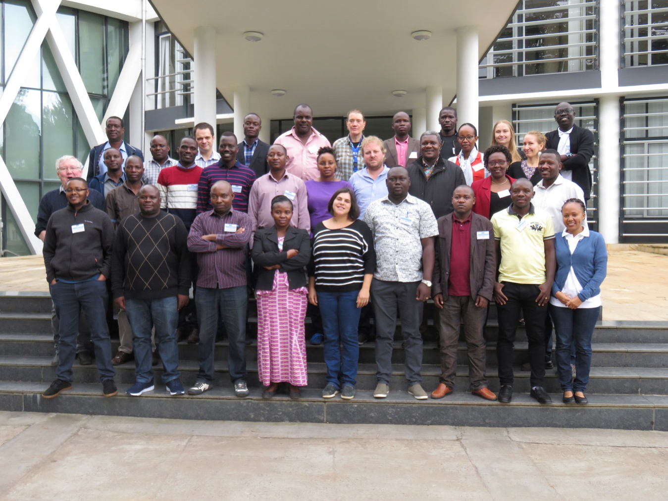 Das Bild zeigt eine gemischte Gruppe des Teams für mobile Labore in Tansania im Mai 2019