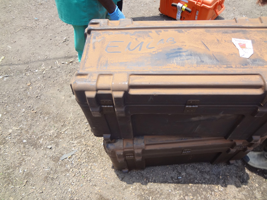 Das Bild zeigt eine staubige Box des EMLab-Gepäcks