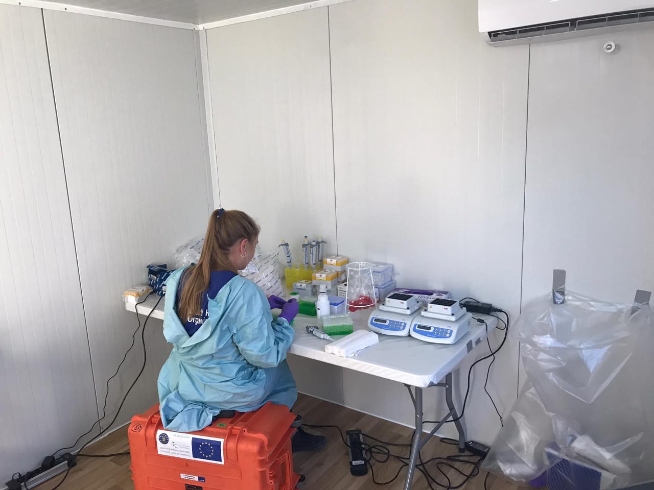 Das Bild zeigt eine Forscherin bei der Laborarbeit in einem Mobilen Labor.