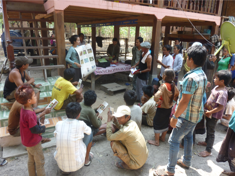 Das Bild zeigt eine Gruppe Menschen bei einer Infoveranstaltung zur Schlangenbissprophylaxe in Laos