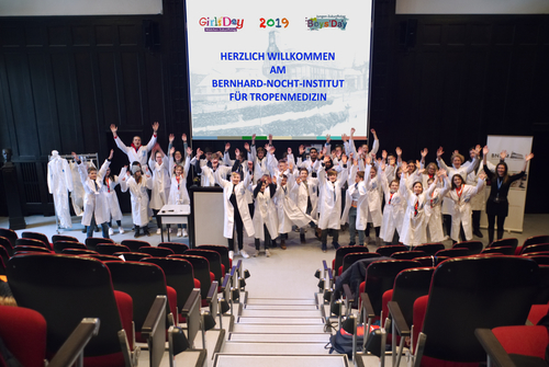 Gruppenfoto Girls'Day & Boys'Day 2019 Das Bild zeigt die Girls und Boys des "Girls and Boys Day 2019" am BNITM.