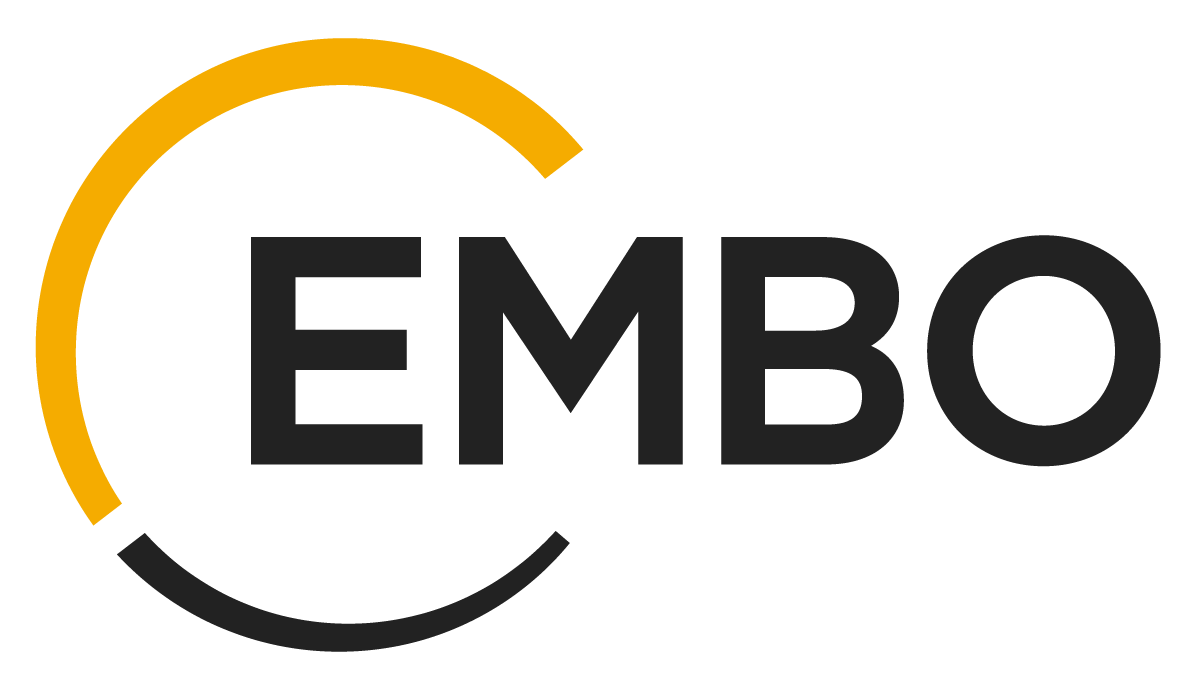 [Translate to English:] EMBO Logo: Aus einem halben gelben bogen und einem schwarzen Bogen entspringt der Schriftzug EMBO