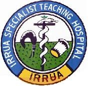 Logo Irrua Specialist Teaching Hospital (ISTH): zu sehen ist ein rundes Logo, mit einem äußeren, blauen Ring mit weißer Schrift Irrua Specialist Teaching Hospital. Unten setzt sich ein kleiner Teil in gelb mit brauner Schrift Irrua ab. Der innere Kreis ist in grün gehalten, in der Mitte ist ein äkulapstab, links ein Wurm der aus dem Boden ragt, links liegt eine umgekippte Mülltonne mit gelben Boden.