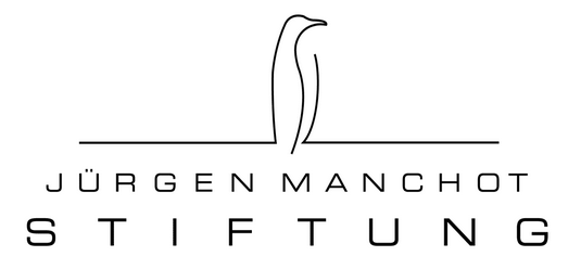 Logo Jürgen Manchot Stiftung: Aus einem Strich ist schemenhaft ein Pinguin gezeichnet, der sich ebenfalls wieder in einem Strich verläuft. Darunter in schwarzer Schrift Jürgen Manocht, darunter in größerer Schrift Stiftung
