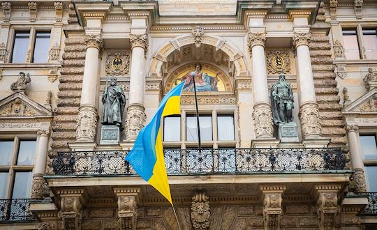 [Translate to English:] Bild Rathaus mit Ukraineflagge mit Link zur Solidaritätsbekundung des BNITM