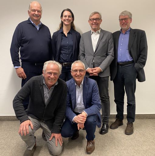 A group picture of the VdF Board of Directors, four people standing, two more people kneeling in front of them.