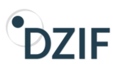 Das Logo des DZIF: Ein dunkelblauer Schriftzug auf weißem Grund. Oberhalb links eine dunkelblaue Kugel mit hellgrauem Kreis drumherum auf weißem Grund.