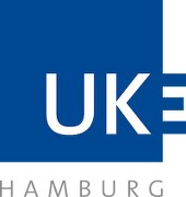 Das Logo des UKE Hamburg: Ein blaues Quadrat mit weißem Schriftzug, wobei das große E blau aus dem Quadrat herausragt.