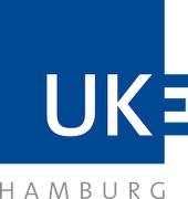 Logo des UKE Das Logo des UKE Hamburg: Ein blaues Quadrat mit weißem Schriftzug, wobei das große E blau aus dem Quadrat herausragt.