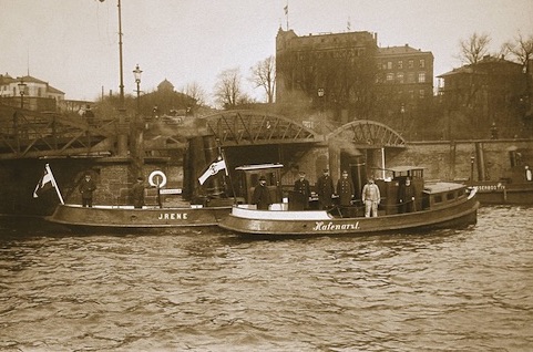 Altes schwarz-weiß Foto einer Barkasse auf der Elbe