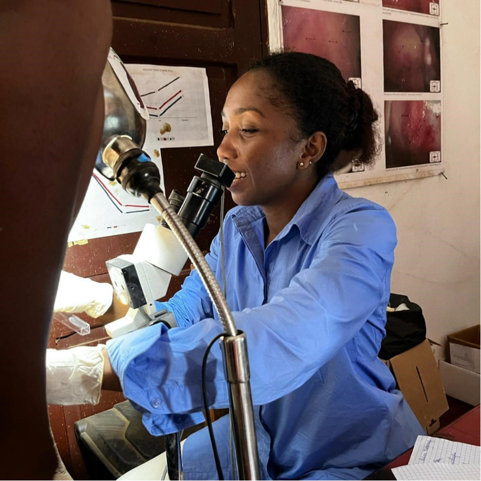 Midwife during colposcopy in a primary health care centre Eine Schwester während einer Colonuntersuchung in einem Gesundheitszentrum