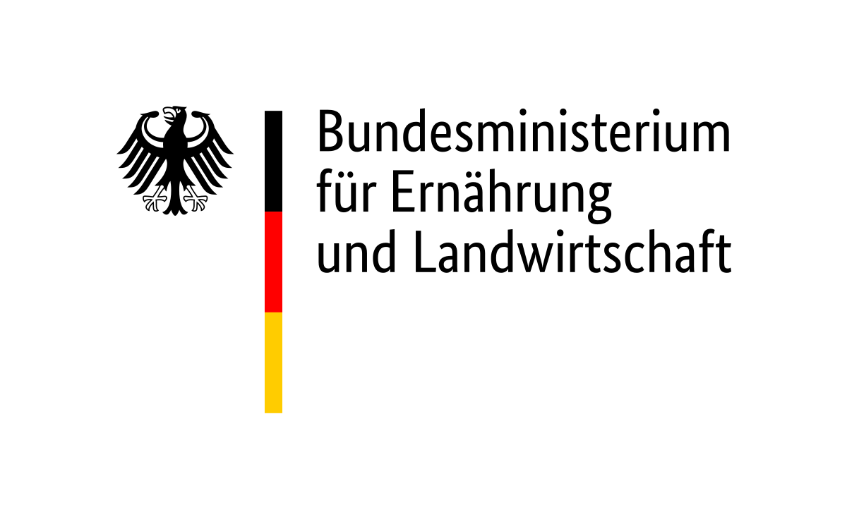 Logo Bundesministerium für Ernährung und Landwirtschaft: zu sehen ist der schwarze Bundesadler, daneben ist die deutsche Flagge in einem dünnen Strich angedeutet (schwarz, rot Gold). Auf der rechten Seite steht in schwarz der Schriftzug Bundesministerium für Ernährung und Landwirtschaft.