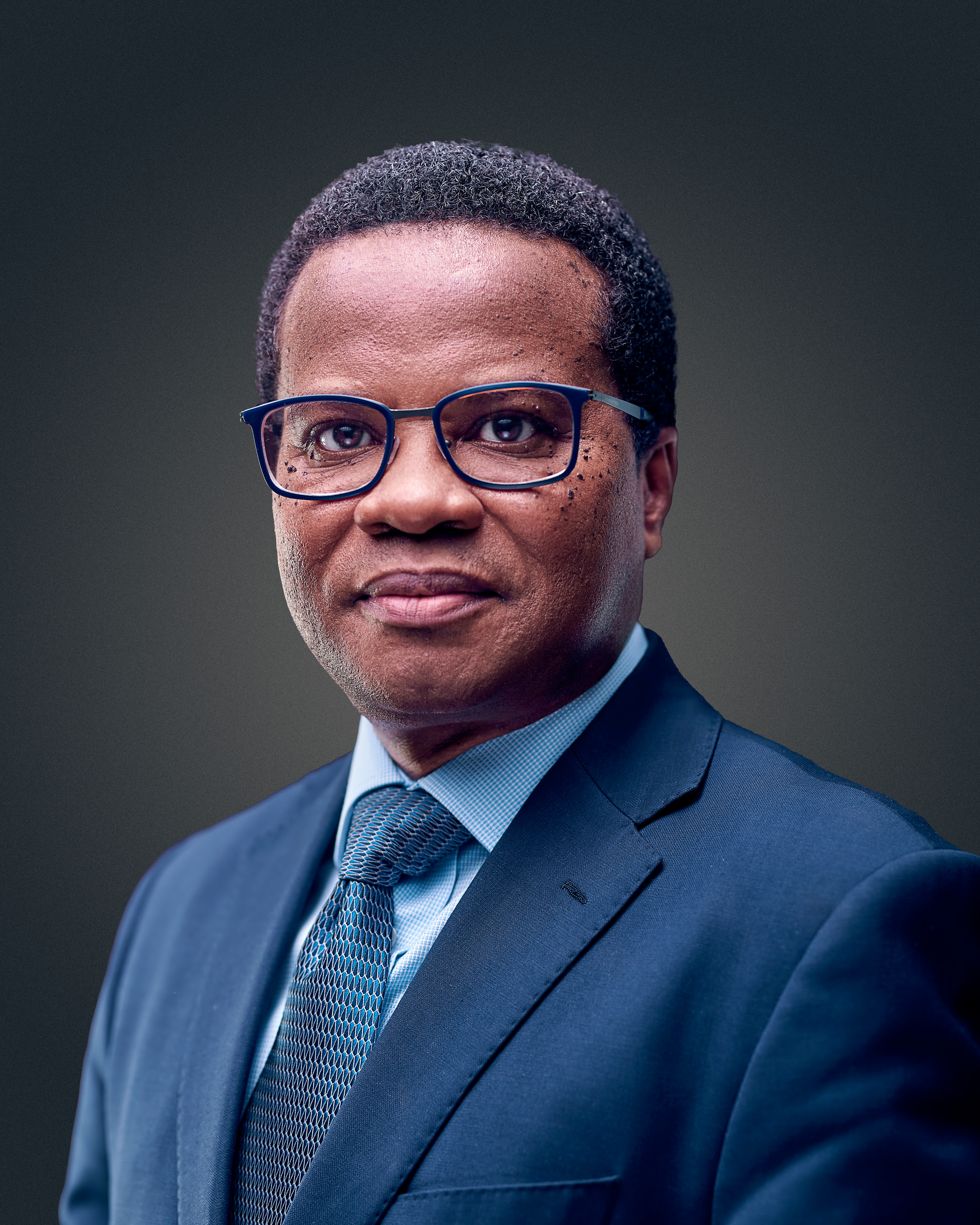 Prof. Dr. Richard Phillips: ein Forscher mit kurzen dunklen Haaren und Brille, im blauen Anzug mit hellblauer Krawatte und hellblauem Hemd.