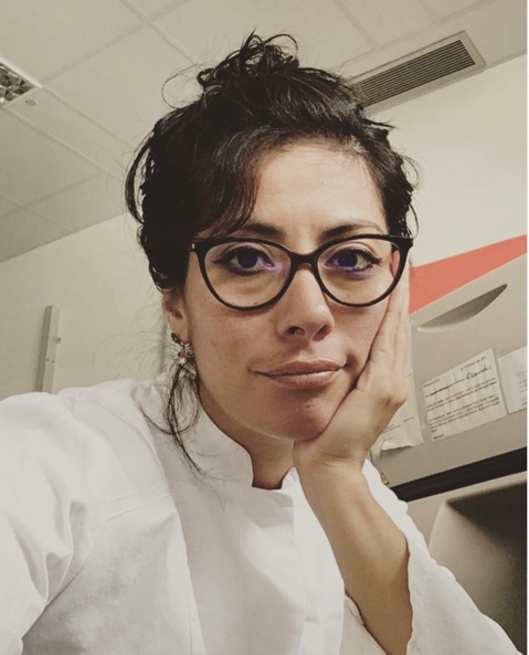 Direktes Foto von Rosa Isela Galvez mit Laborkittel an ihrem Arbeitsplatz